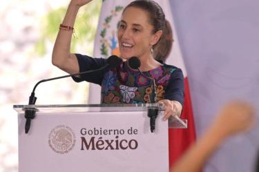Claudia Sheinbaum defendió a López Obrador y entregó obras de protección contra inundaciones del Río Bobos en Veracruz, acompañada por Rocío Nahle y Conagua.