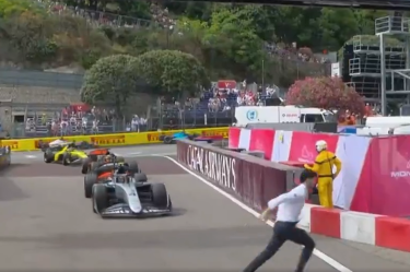 Una persona del staff del Gran Premio de Mónaco se ha cruzado la pista mientras los coches circulaban.