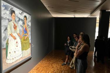 "Las dos Fridas" (1939), de la pintora mexicana Frida Kahlo, se exhibe en un lugar protagónico.