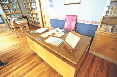 La Casa del Poeta Ramón López Velarde se ubica en Álvaro Obregón 73, colonia Roma. Ahí vivió el poeta zacatecano los últimos años de su vida.