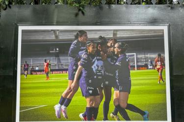En la Galería Abierta del Bosque de Chapultepec se exhibe la muestra "Mirada de gol", con imágenes tomadas por mujeres fotoperiodistas. En la imagen, "Festejo de Las Pumas", de Elizabeth Velázquez, fotoperiodista de Excélsior.
