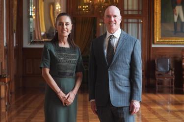 La presidenta Claudia Sheinbaum junto al inversionista Ben Horowitz de Andreessen Horowitz durante su reunión en Palacio Nacional