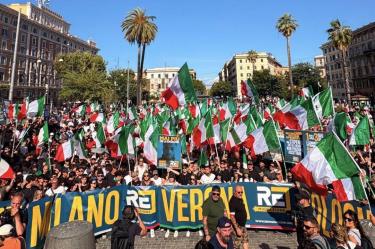 El movimiento neofascista Casapound respaldó las consignas antiinmigración difundidas en la manifestación.