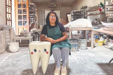 La artista plástica oaxaqueña Mari Garnica, en su estudio.