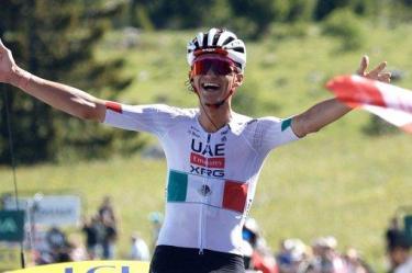 Isaac del Toro conquistó el Tour Auvernia-Ródano-Alpes tras una exhibición en la montaña que le permitió remontar 49 segundos y quedarse con el liderato general.