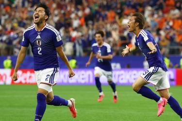 Jugadores de Japón celebran el empate orquestado por Kōki Ogawa ante Países Bajos.