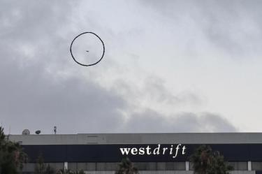 Un dron vigila las calles cercanas del hotel donde dormirán la noche previa a su debut mundialista.