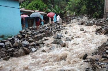 La reubicación de Xaltipa fue instruida por autoridades federales después de que la comunidad quedara inhabitable por deslizamientos y fracturas de suelo.
