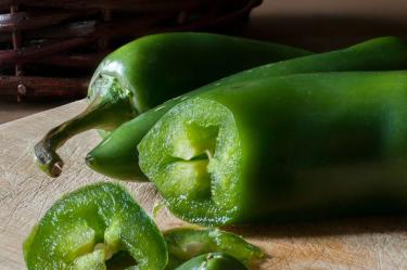 Deliciosos jalapeño poppers rellenos de una mezcla cremosa de queso