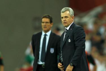 Javier Aguirre en 2010; cerca de él Fabio Capello