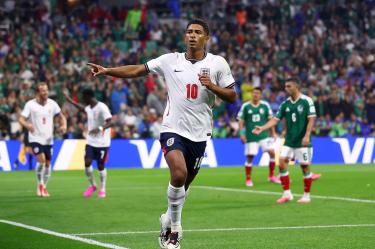 Bellingham anotó un doblete para mantener la ventaja de Inglaterra