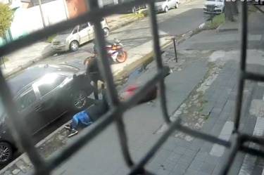 El hecho ocurrió cuando un suboficial retirado de la Policía Federal Argentina llegaba a su domicilio en Gerli, junto con su esposa, después de retirar dinero de una casa de cambios. La Justicia investiga si el uso del arma de fuego se encuadra en un caso de legítima defensa.