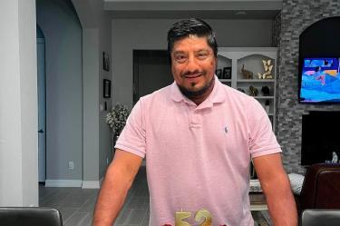 Lorenzo Salgado Araujo, migrante mexicano de 52 años abatido por ICE en Houston, sonriendo frente a su pastel de cumpleaños.