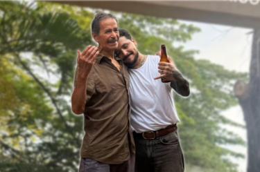 Christian Nodal sorprende con una foto junto a su abuelo y un detalle desata la polémica