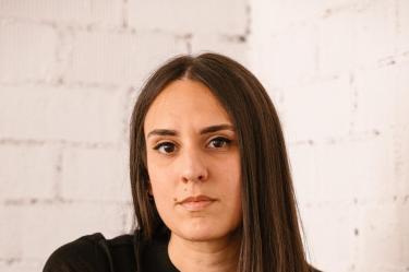En "Comerás flores" Lucía Solla confecciona una estructura literaria y un ritmo para provocar en el lector una sensación de angustia.