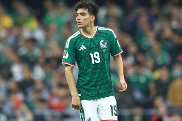 Gilberto Mora se una al famoso festejo de Noruega durante el Mundial
