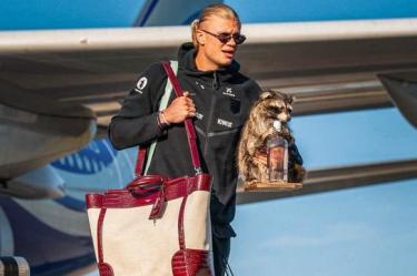 Haaland llega a Noruega tras su Mundial, con un mapache como acompañante