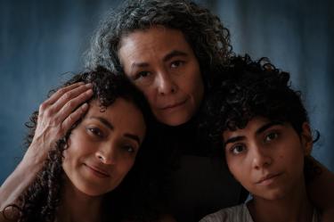 "En el fondo del río" narra la historia de tres mujeres de una misma familia: Romina, la nieta; Virginia, la madre y Licha, la abuela.