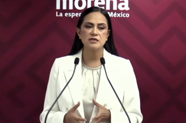 La dirigente morenista calificó como "mezquina" la postura de algunos dirigentes opositores al considerar que, en un momento en el que la defensa de los mexicanos en el extranjero debería ser una causa común, optan por mantener diferencias políticas.