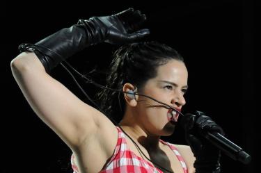 Rosalía revela el sexo del bebé de una fan durante su concierto y emociona a todos