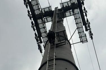 Un hombre escaló una estructura del Cablebús en Gustavo A. Madero; el incidente movilizó a equipos de emergencia y afectó el servicio en la Línea 1.