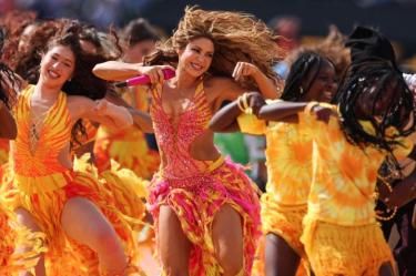 Shakira y los Ghetto Kids durante el medio tiempo de la Final 2026