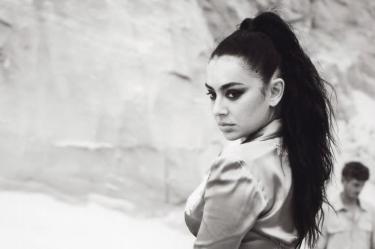 Charli XCX está por lanzar Music, Fashion, Film