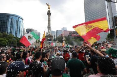Españoles celebran el título del Mundial 2026 en el Ángel de la Independencia