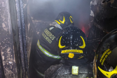 En la alcaldía Iztacalco una persona perdió la vida tras un incendio en un domicilio y en Venustiano Carranza lograron rescatar con vida a un hombre que quedó atorado.