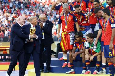 Las fotografías oficiales de la FIFA tras el título mundial de España provocaron debate en redes sociales al no mostrar a Donald Trump, quien permaneció sobre el escenario durante el levantamiento del trofeo.