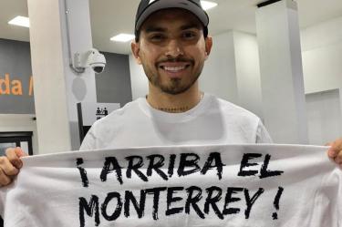 Orbelín Pineda llegó a Monterrey para convertirse oficialmente en nuevo jugador de Rayados y volver a trabajar bajo las órdenes de Matías Almeyda.