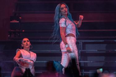 Karol G regala viaje de luna de miel a una pareja durante concierto en Chicago