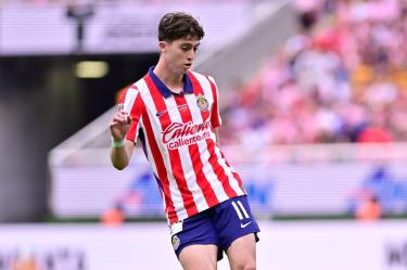 Brian Gutiérrez en un partido con Chivas