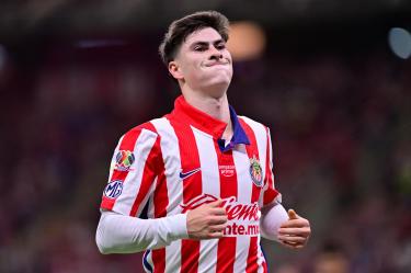 La Hormiga González salió enojado y pateó una botella tras irse del Puebla vs Chivas