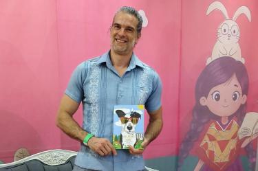 Pedro Antonio García presenta el libro 'Un perro libre' en la Feria del Libro de Xalapa