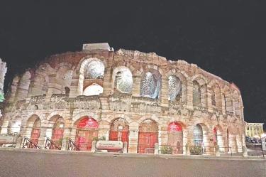 El anfiteatro fue construido en el año 30 d. C., durante la época del Imperio romano, cuatro décadas antes que el célebre Coliseo de Roma.