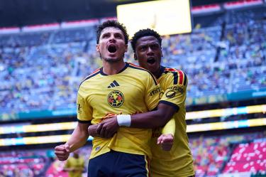 Raphael Veiga y Óscar Perea celebran gol con América durante la Jornada 4 del Apertura 2026.