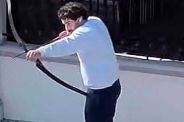 Los hechos ocurrieron el miércoles 12 de agosto, cuando la madre del hombre reportó que su hijo manipulaba un arco de cacería y lanzaba flechas hacia la vía pública.