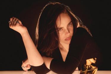 Billie Eilish causó sensación en la presentación de su nuevo perfume.