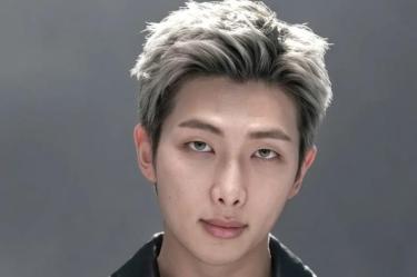 El líder de BTS está en la polémica tras ir al concierto de Chris Brown