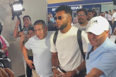 El delantero colombiano Miguel Borja llegó al aeropuerto de México
