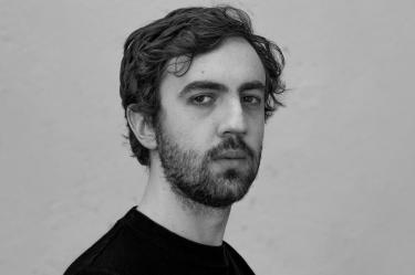 Emiliano Pérez Grovas ganó el Premio Mauricio Achar/ Random House 2025 por "Demasiado al norte".