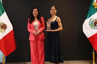 La bailarina mexicana Elisa Carrillo recibió un reconocimiento en la Cámara de Diputados de manos de Kenia López Rabadán, presidenta de la Mesa Directiva de la Cámara de Diputados.
