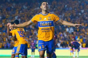 Juan Brunetta celebra gol de Tigres en la primera victoria del conjunto de la Sultana del Norte en el Apertura 2026.