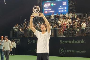 Hurkacz levantando su trofeo de campeón en el Cancún Country Open 2026