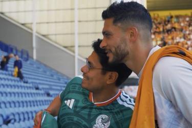 Raúl Jiménez convivió con aficionados mexicanos que lo fueron a ver en el duelo entre el Preston y los Wolves
