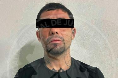 Fotografía de Arnulfo "N", con el rostro parcialmente cubierto, tras ser detenido por la Fiscalía General de Justicia de Nuevo León por su presunta implicación en el feminicidio de Pamela Yahaira.