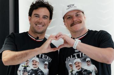 Sergio Pérez y Valtteri Bottas con el regalo de cumpleaños del finlandés.
