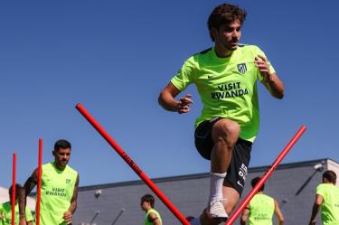 Julián Álvarez se mostró con mejor actitud en el regreso a las prácticas con el conjunto colchonero, que se impuso el sábado en su visita a Sevilla.