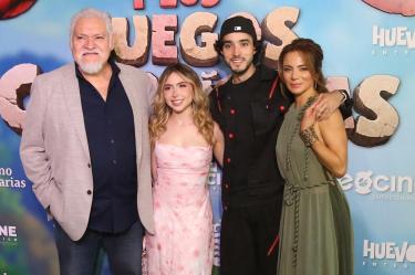 Los actores Joaquín Cosió, Karen Torres, Ricky Limón y Silvia Navarro. Alfombra roja Gungo y los juegos Cavernícolas.